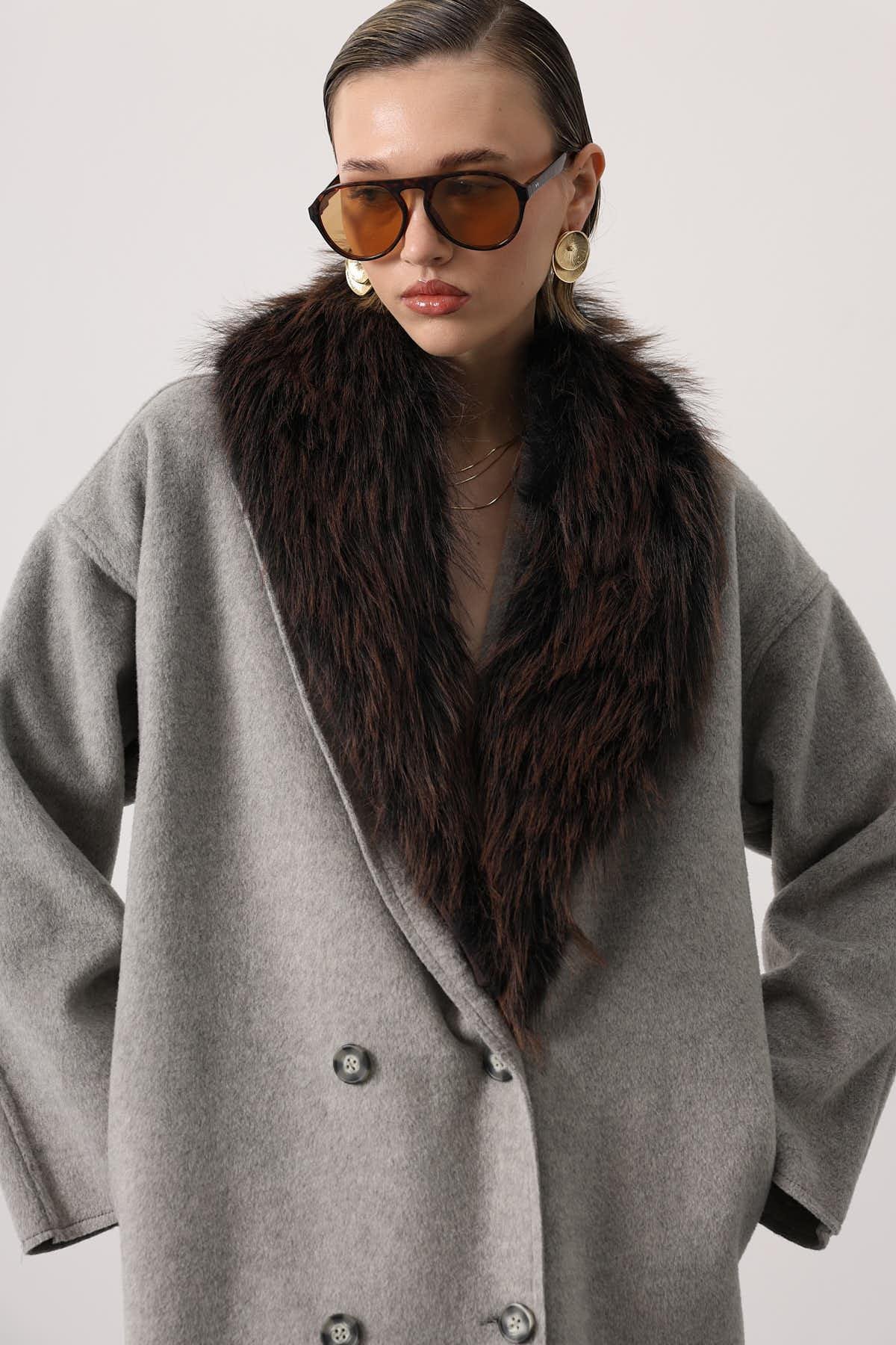 Kaşe Kaban Uzun Model Kürklü Yaka Detaylı