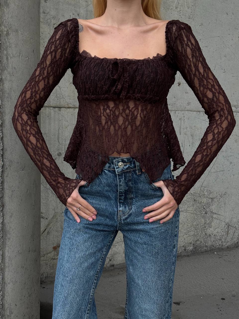 Ekru Peplum Etek Ucu Fırfırlı Güpür Bluz Uzun Kol Bağlama Detaylı Kare Yaka Şık Bluz - Kahverengi