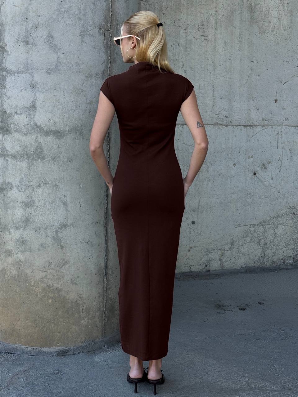 Kadın Yarım Balıkçı Yaka Kısa Kol Midi Elbise Vücudu Saran Fit Basic Elbise - Kahverengi