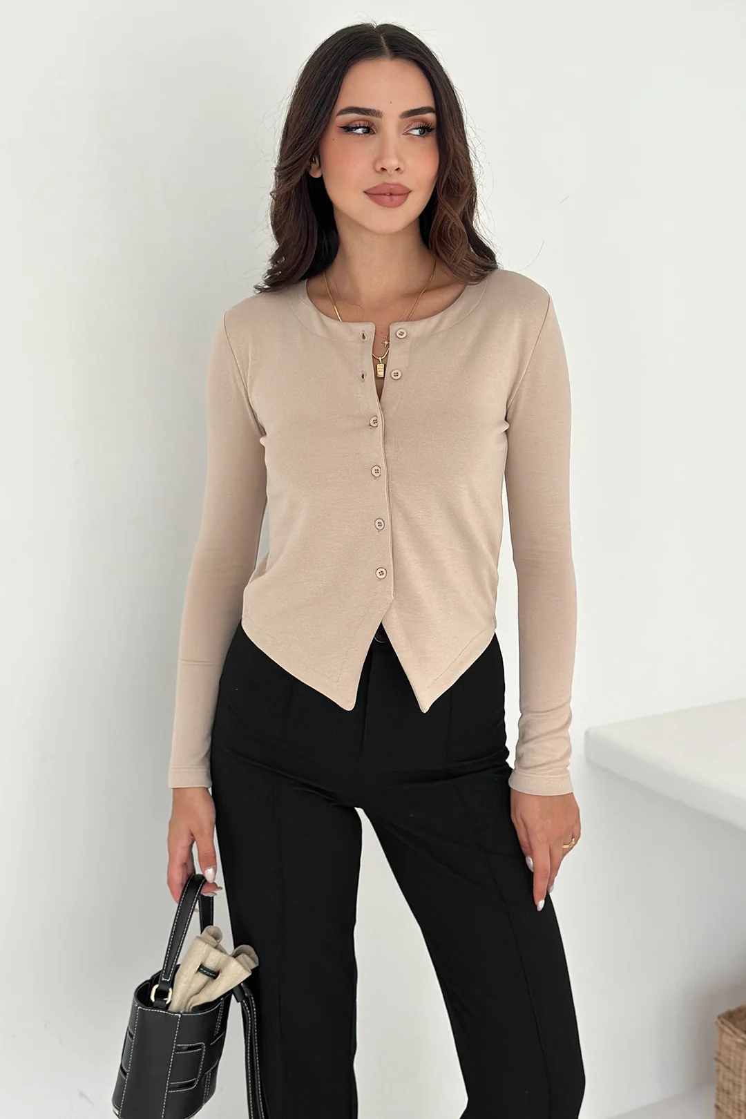 Kadın Sivri Etek Uçlu Düğmeli Bluz – Modern & Şehirli Stil - Bej
