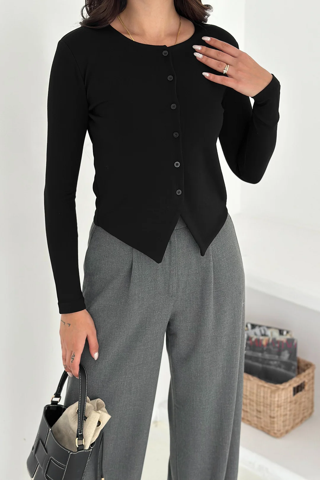 Kadın Sivri Etek Uçlu Düğmeli Bluz – Modern & Şehirli Stil