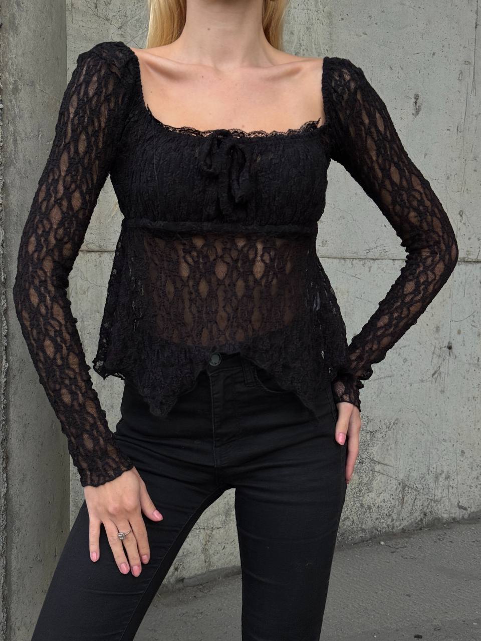 Ekru Peplum Etek Ucu Fırfırlı Güpür Bluz Uzun Kol Bağlama Detaylı Kare Yaka Şık Bluz - Siyah