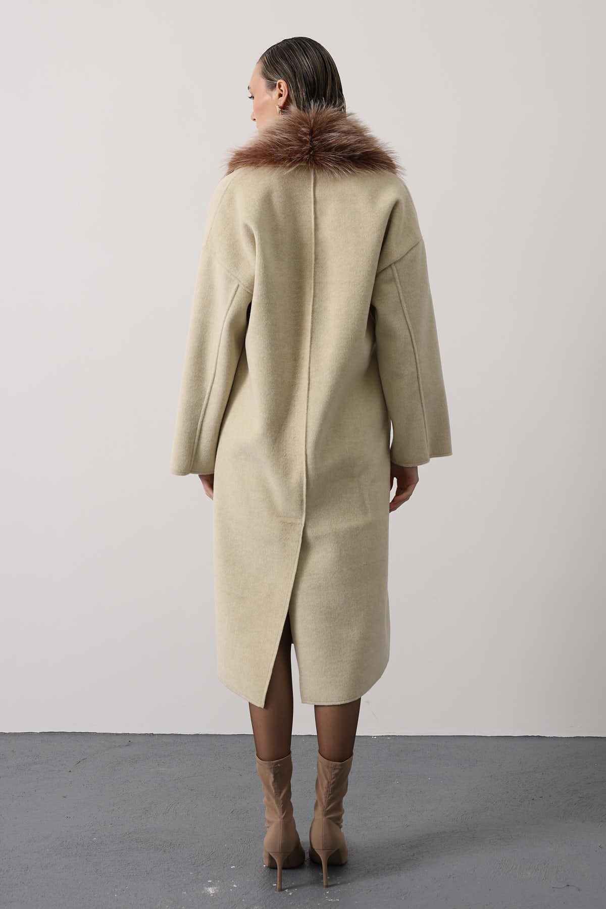 Kaşe Kaban Uzun Model Kürklü Yaka Detaylı - Bej