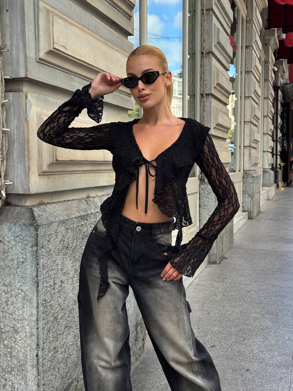 Siyah Dantel Bağlama Detaylı Bluz - Siyah