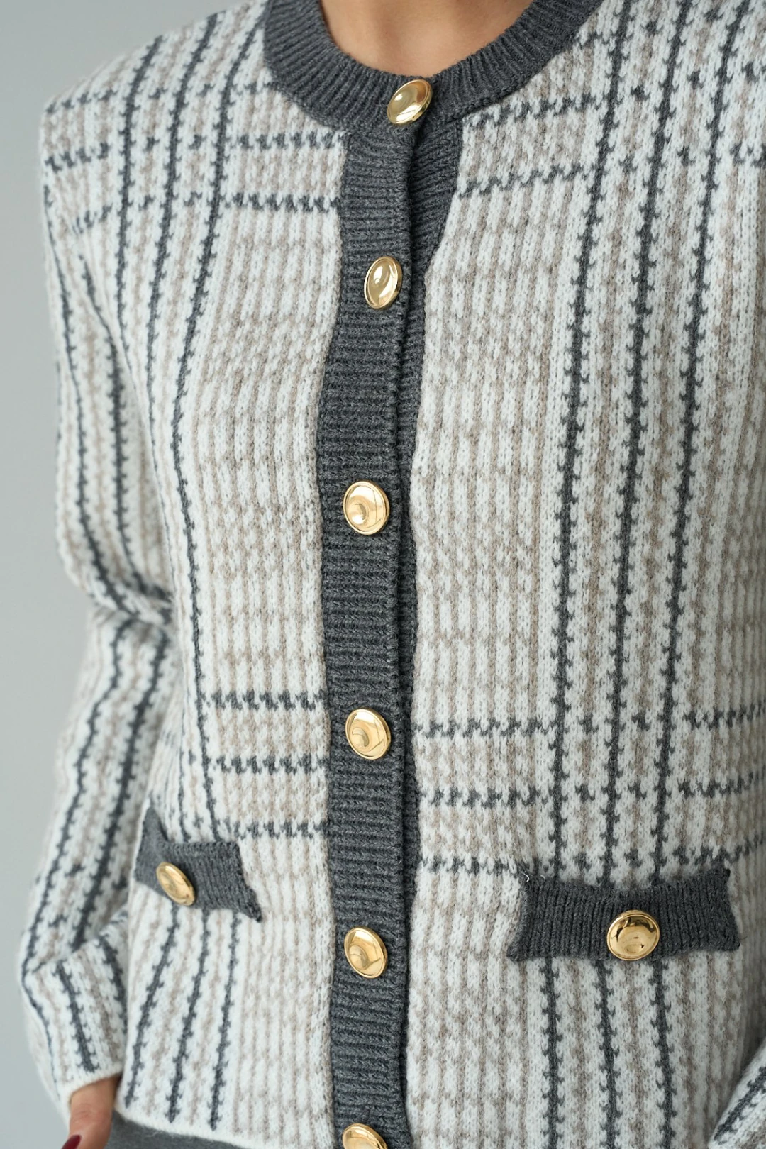 Ekose Desenli Örgü Hırka Altın Düğme Detayı