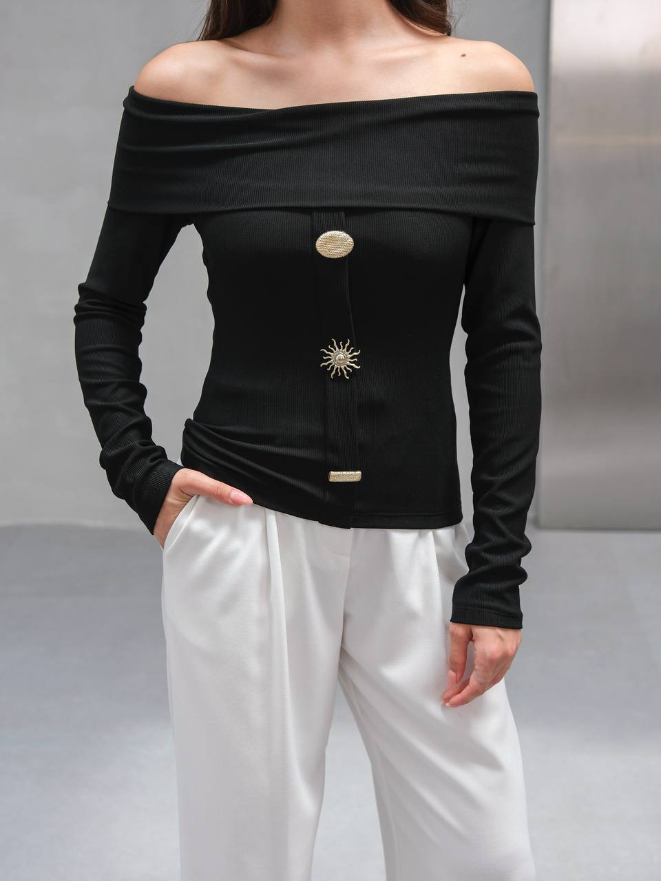 MADONNA YAKA ÜÇ DÜĞMELİ BLUZ - Siyah