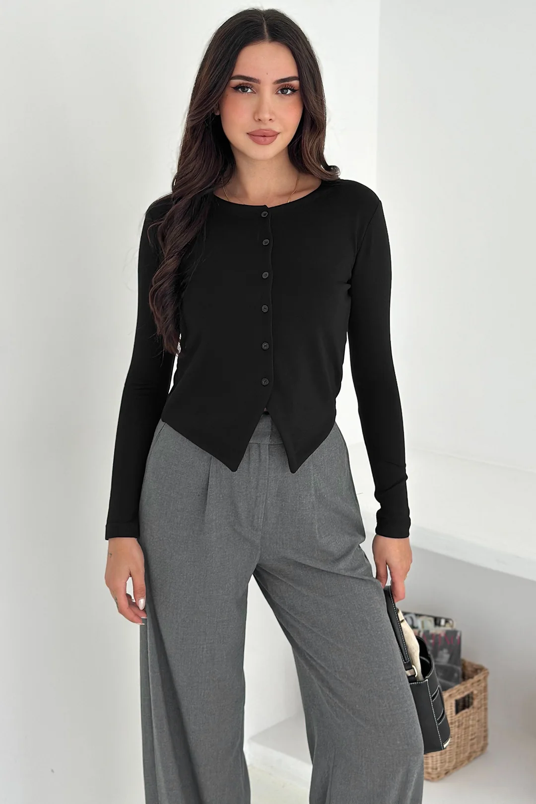 Kadın Sivri Etek Uçlu Düğmeli Bluz – Modern & Şehirli Stil