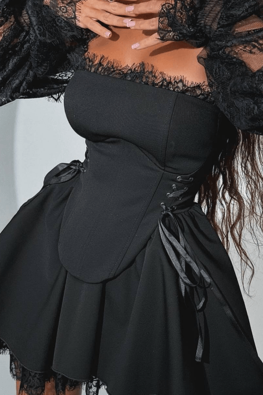 Kadın  Likralı Dantel ve Dalgıç Kumaştan Üretilmiş, Gipeli Su Yolu ve Kuşgözü Detaylı Elbise