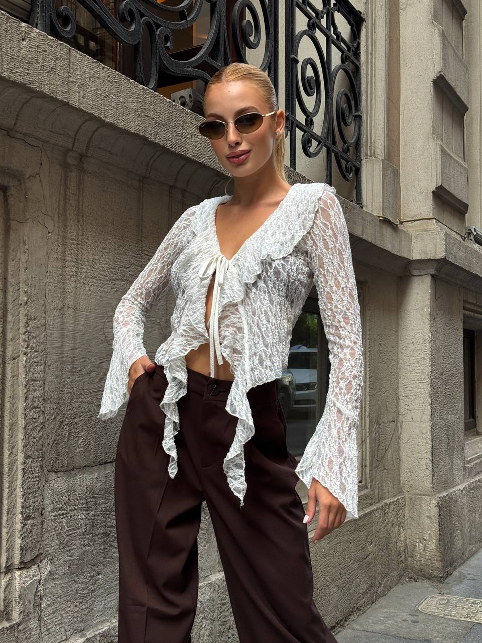 Siyah Dantel Bağlama Detaylı Bluz - Ekru