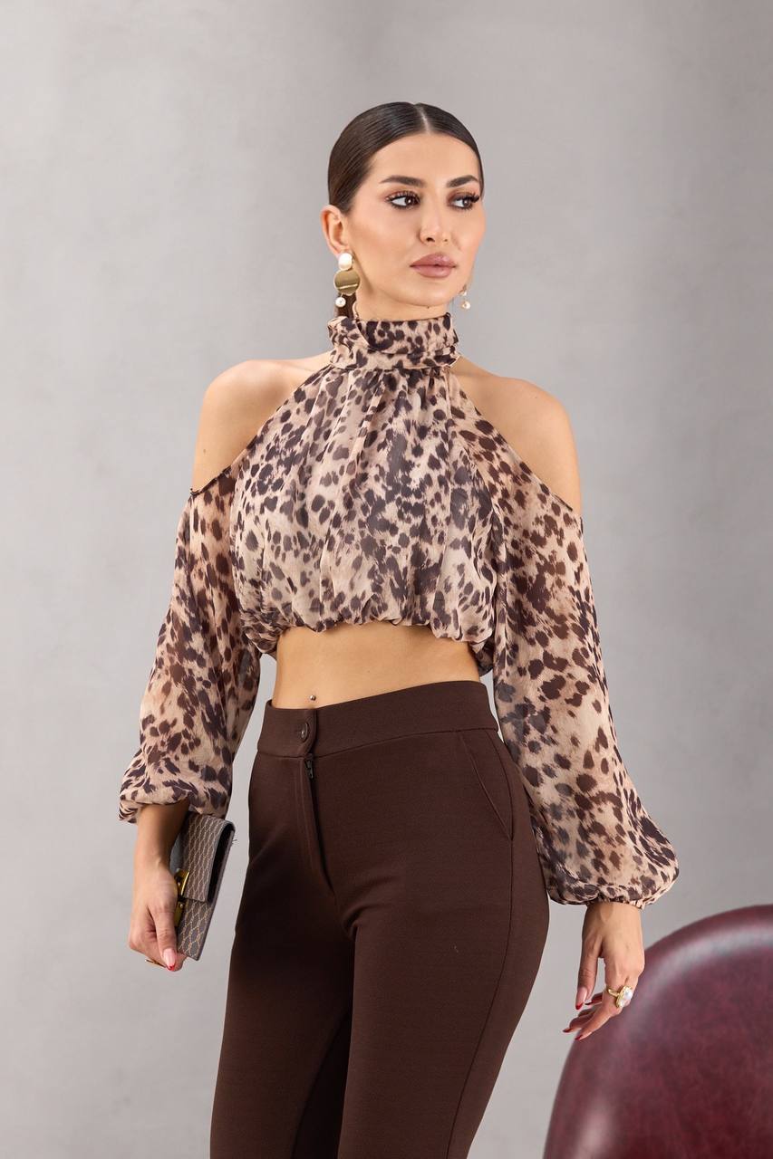 Omuzları Açık Kırpılmış Bluz Yüksek Yaka Hayvan Desenli Büzgülü Detay