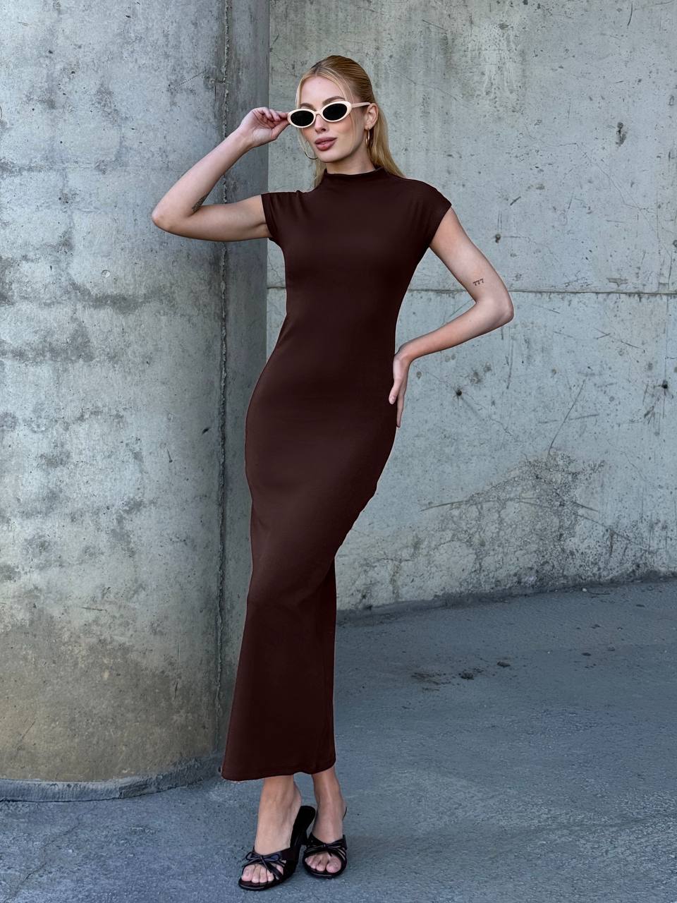 Kadın Yarım Balıkçı Yaka Kısa Kol Midi Elbise Vücudu Saran Fit Basic Elbise - Kahverengi