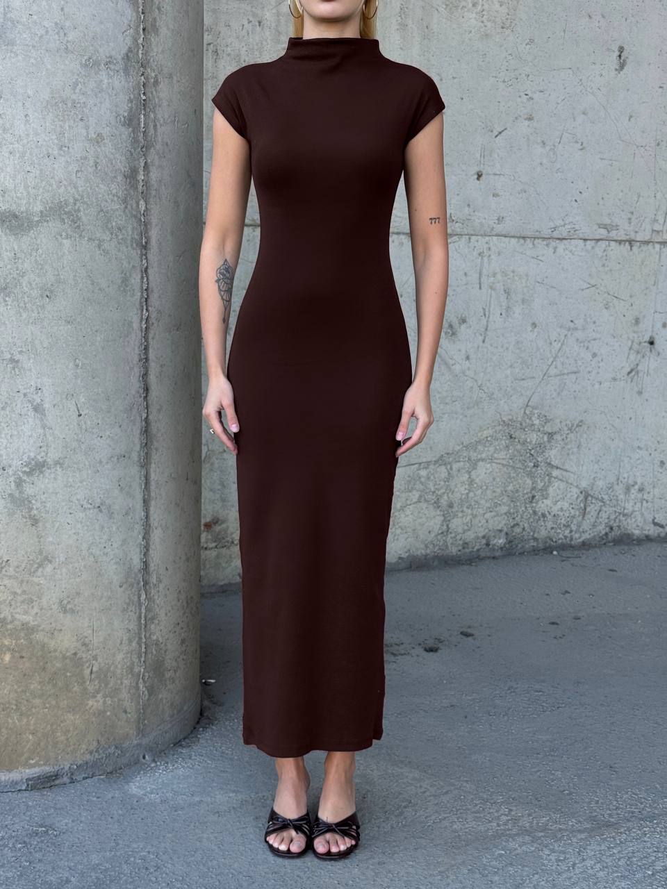 Kadın Yarım Balıkçı Yaka Kısa Kol Midi Elbise Vücudu Saran Fit Basic Elbise - Kahverengi