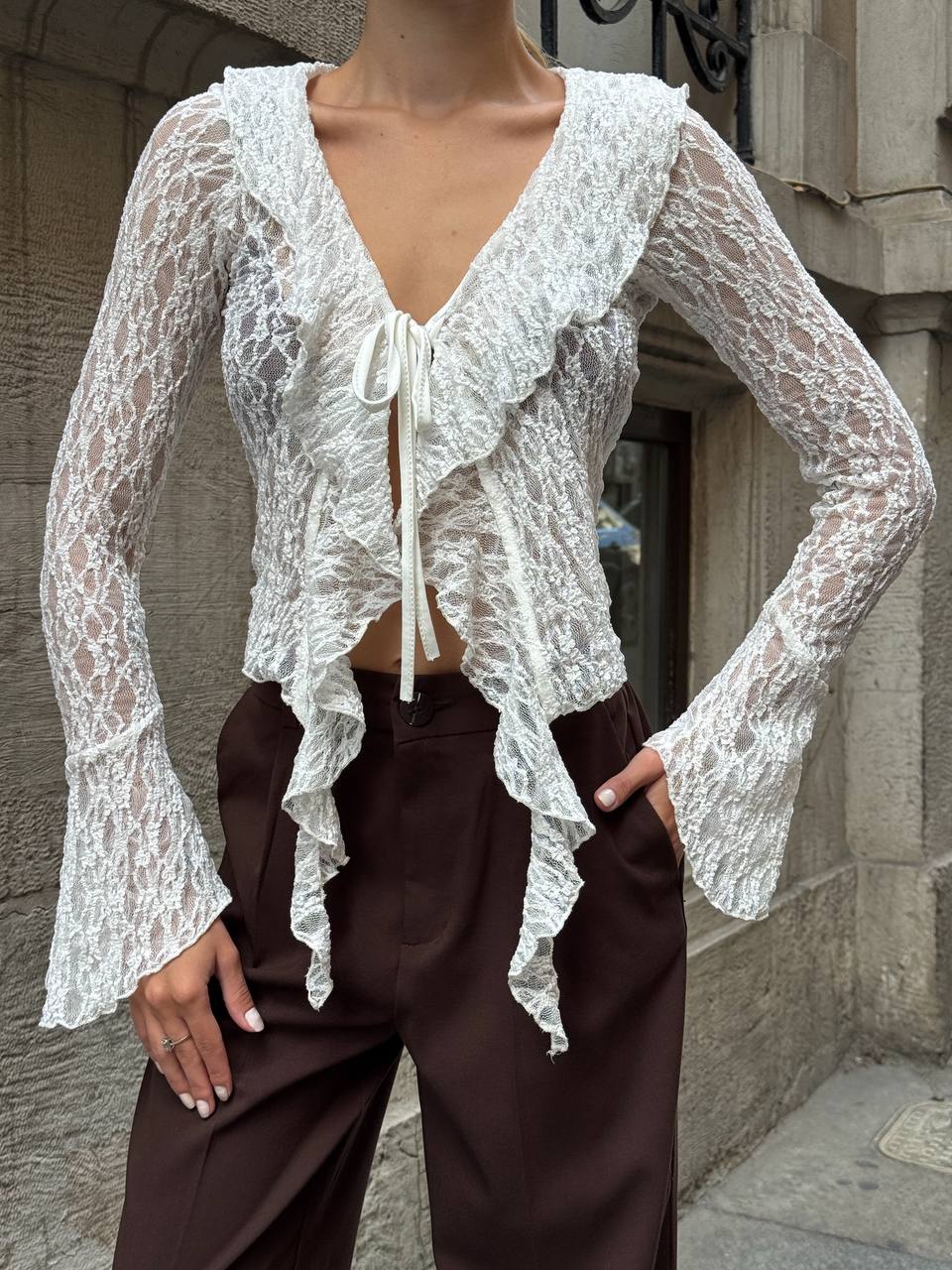 Siyah Dantel Bağlama Detaylı Bluz - Ekru