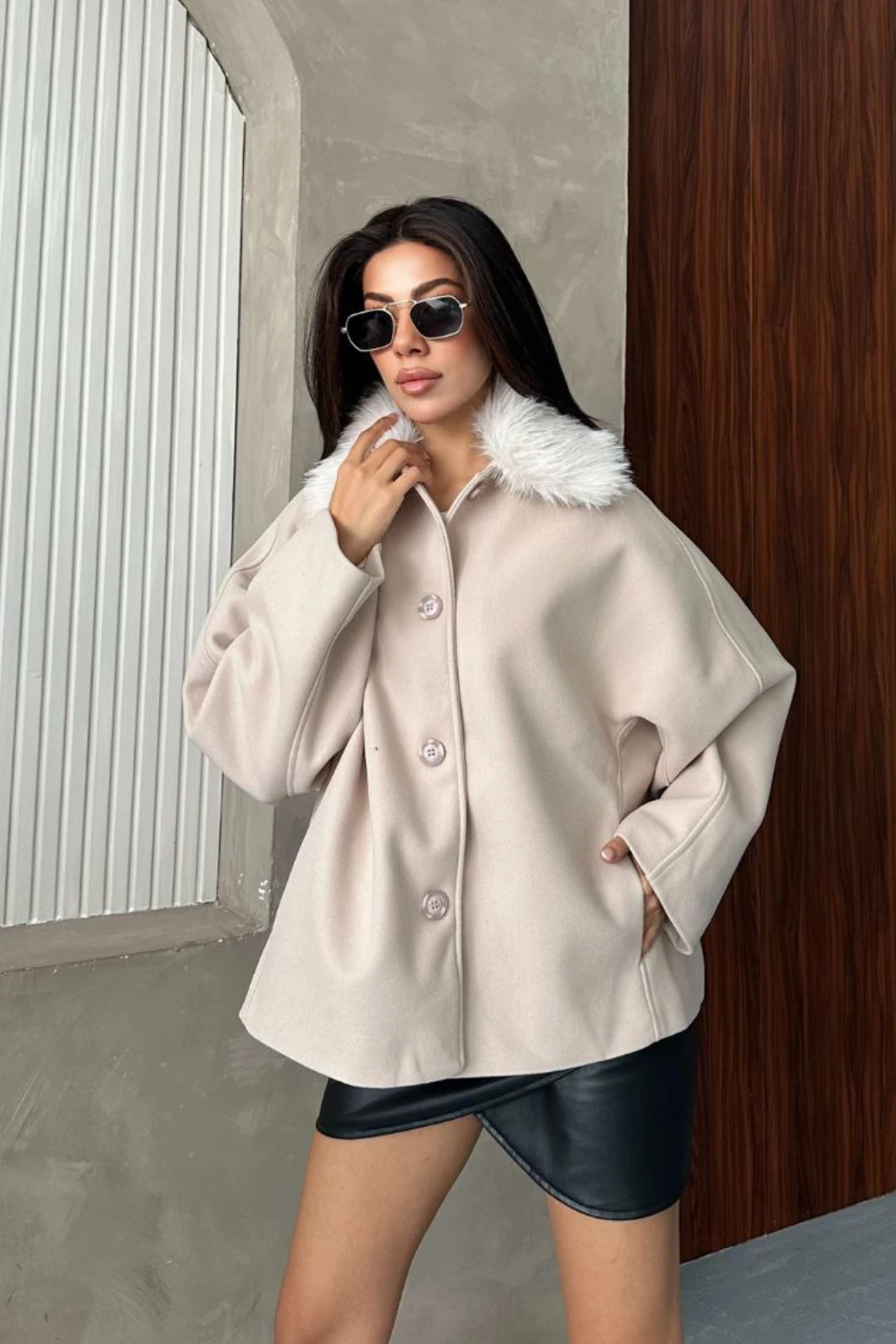 Kadın Bej Kürk Yakalı Kısa Ceket Kaşe Kumaş Oversize Geniş Kol Düğmeli Kışlık - Ekru