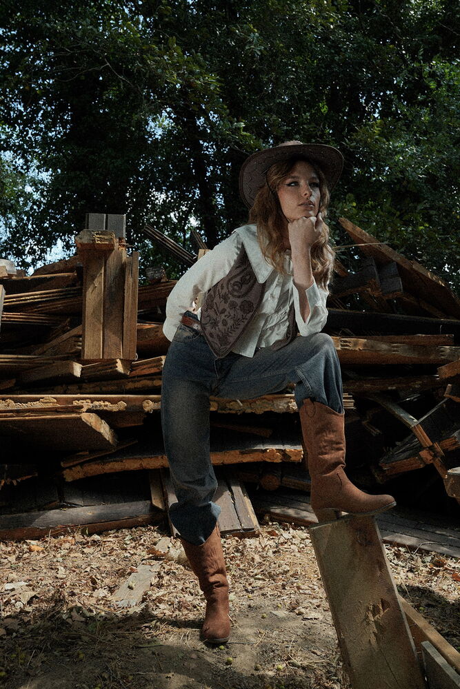 İşlemeli Süet Yelek – Western Tarz Şıklık - Kahverengi