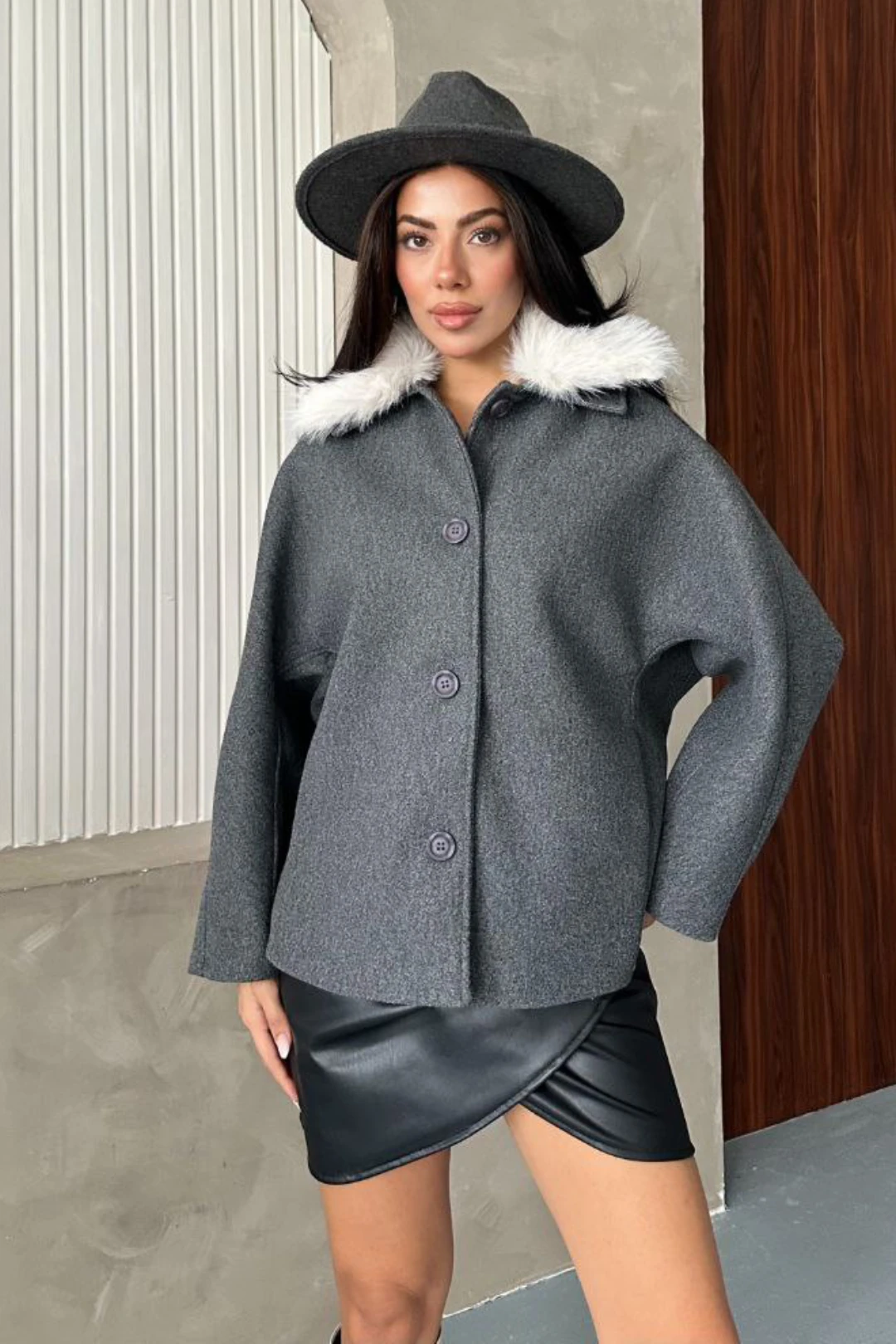 Kadın Bej Kürk Yakalı Kısa Ceket Kaşe Kumaş Oversize Geniş Kol Düğmeli Kışlık - Antrasit