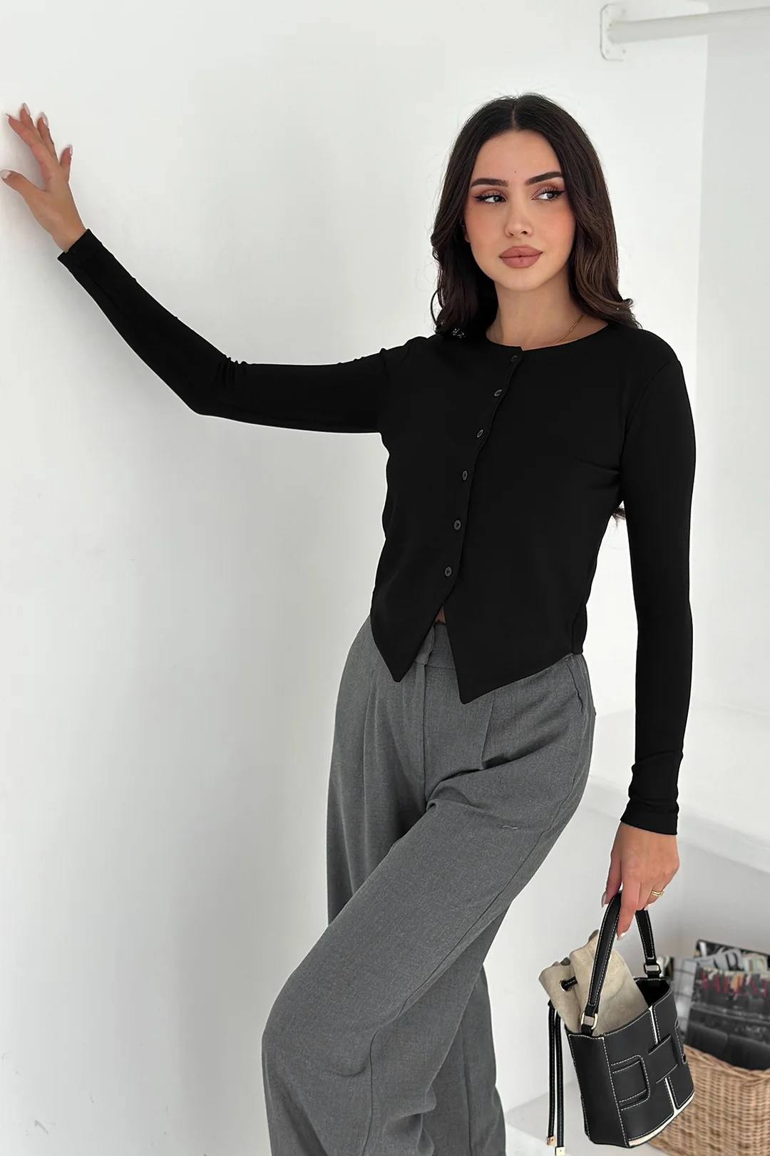 Kadın Sivri Etek Uçlu Düğmeli Bluz – Modern & Şehirli Stil