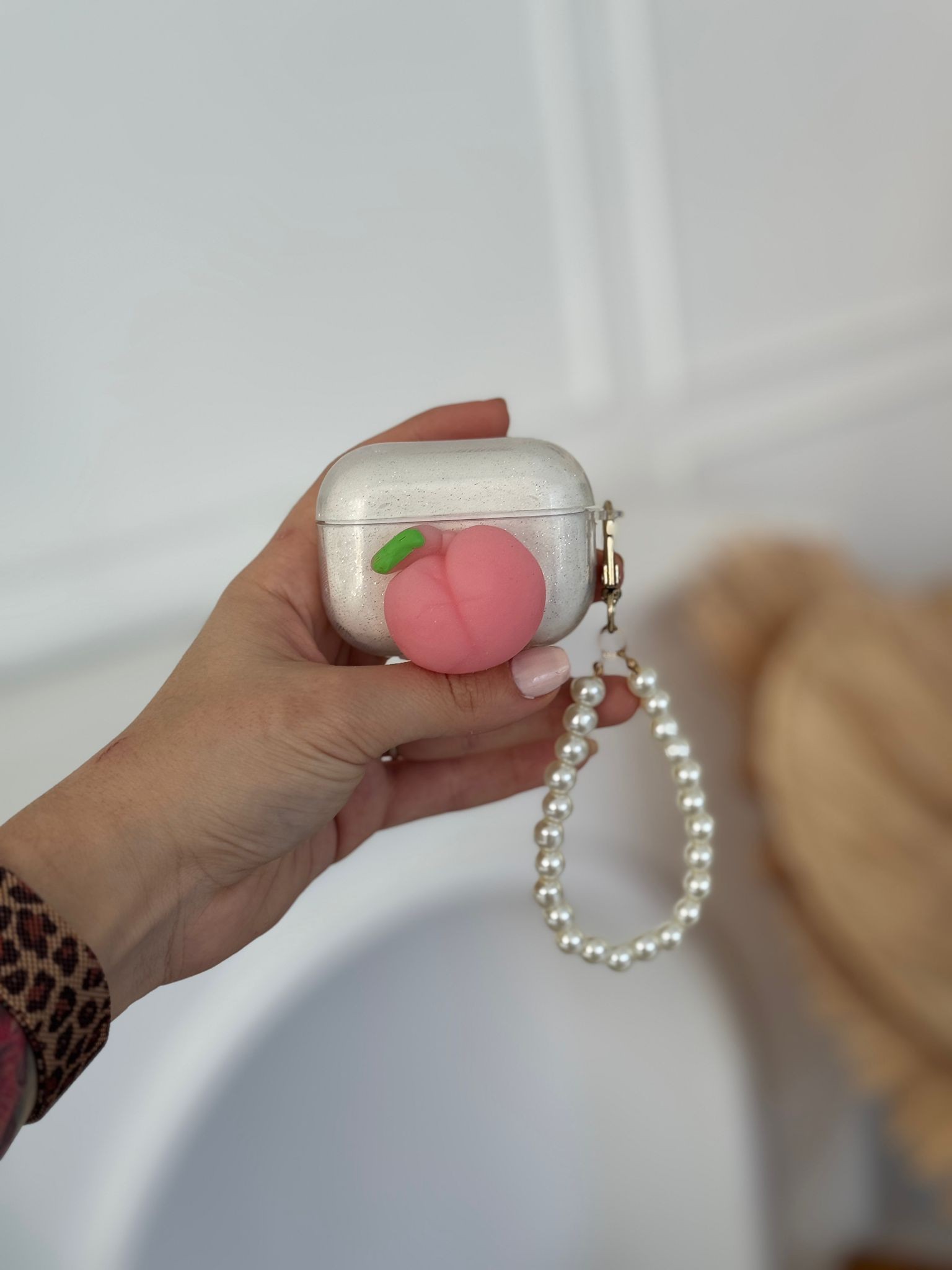 AirPods Şeftalili İncili Charmlı Kılıf