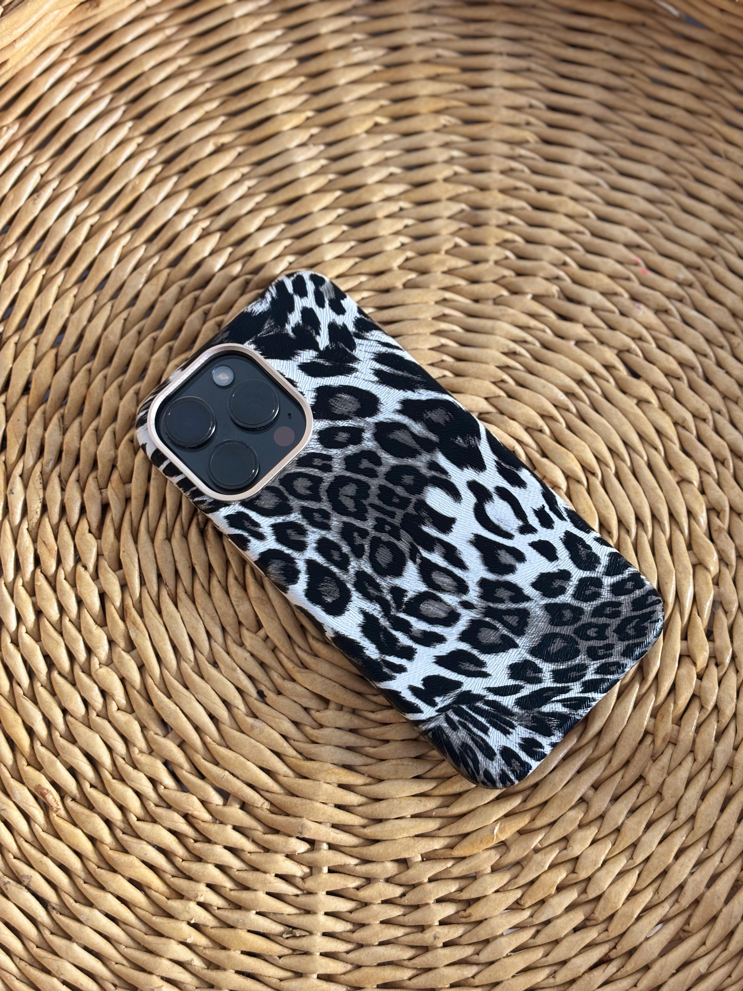 Deri Görünümlü Magsafe Özellikli Siyah Beyaz Leopar Desenli Kılıf