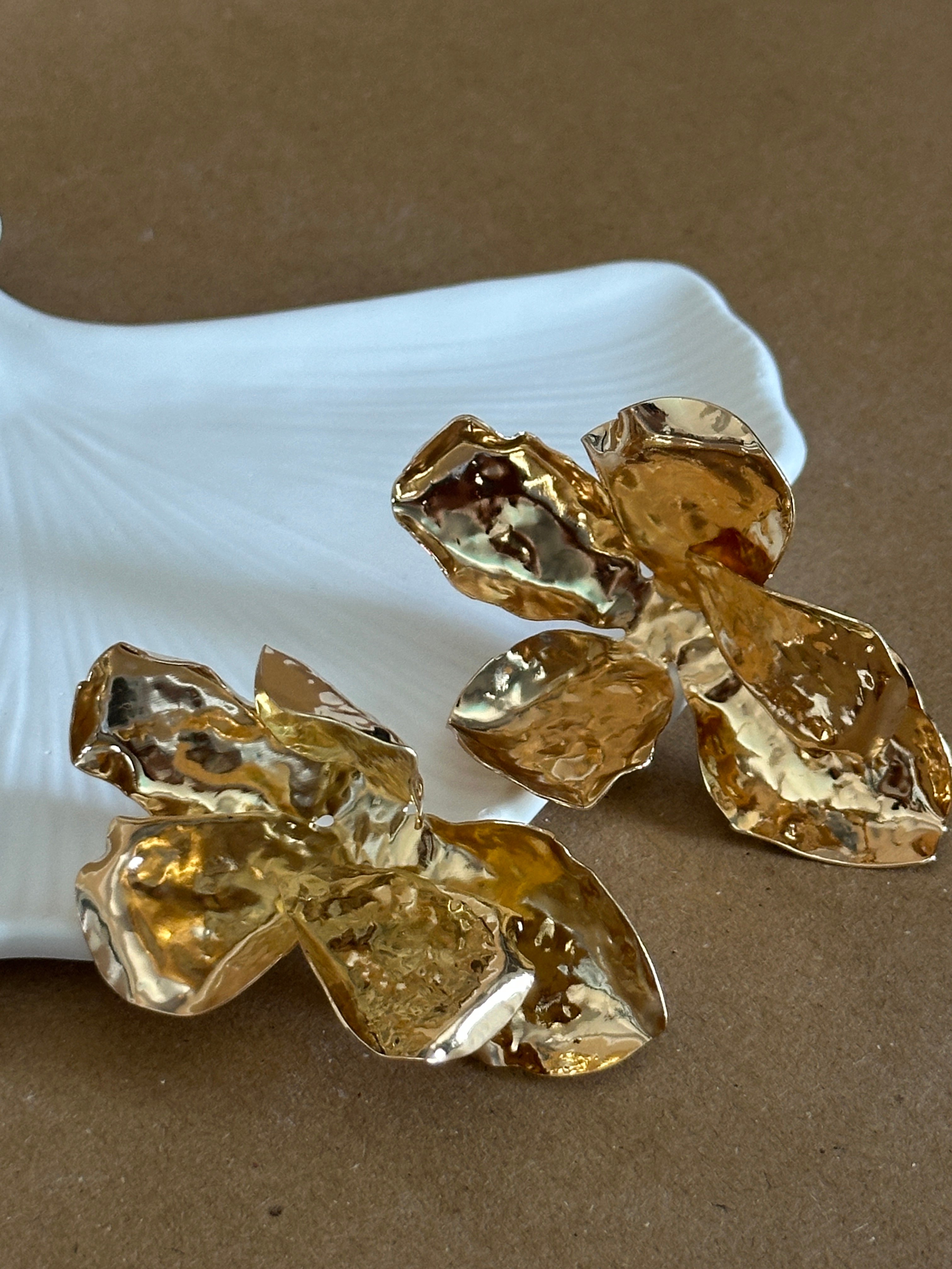 Gold Çiçek Formlu Küpe