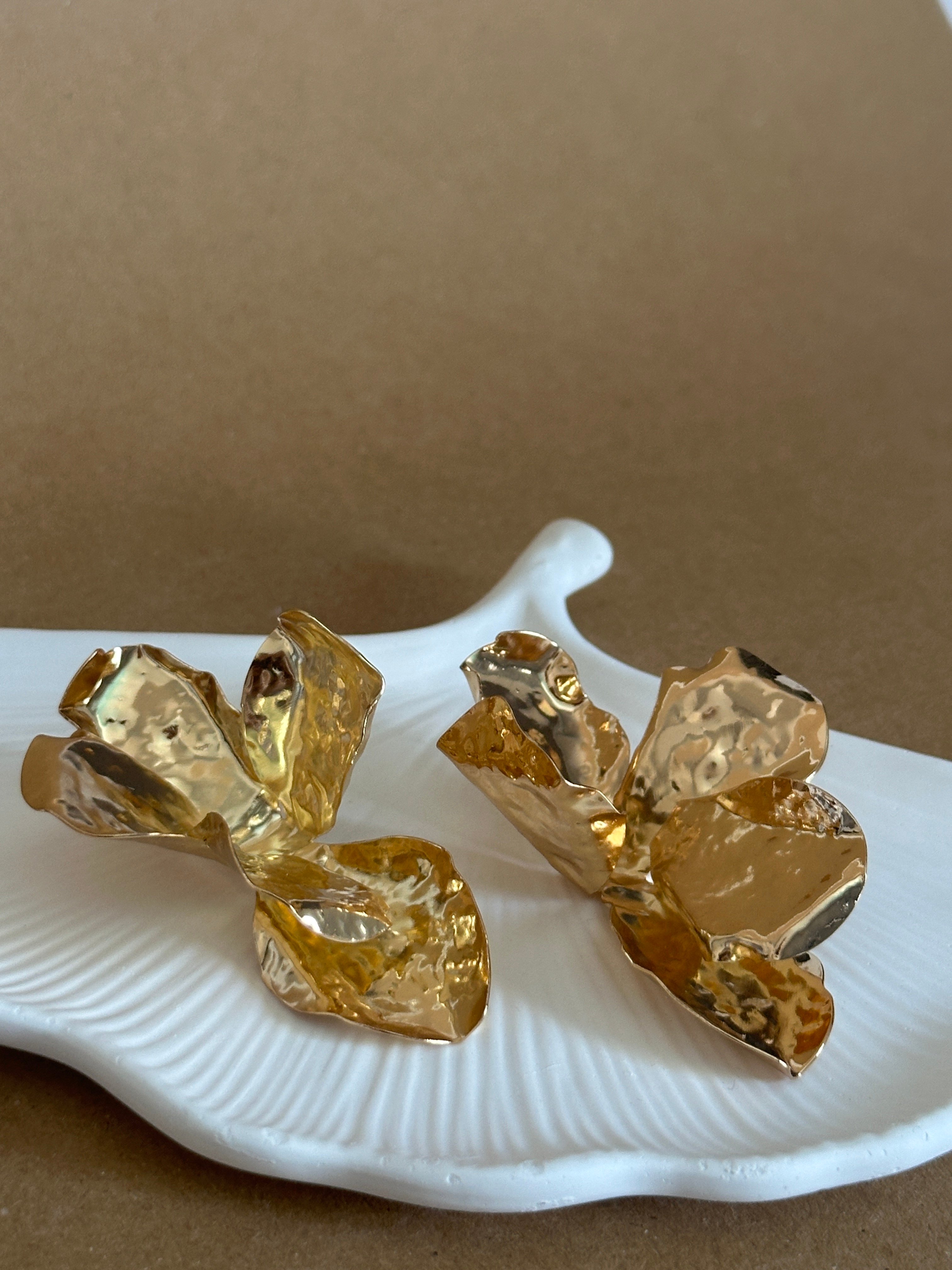 Gold Çiçek Formlu Küpe