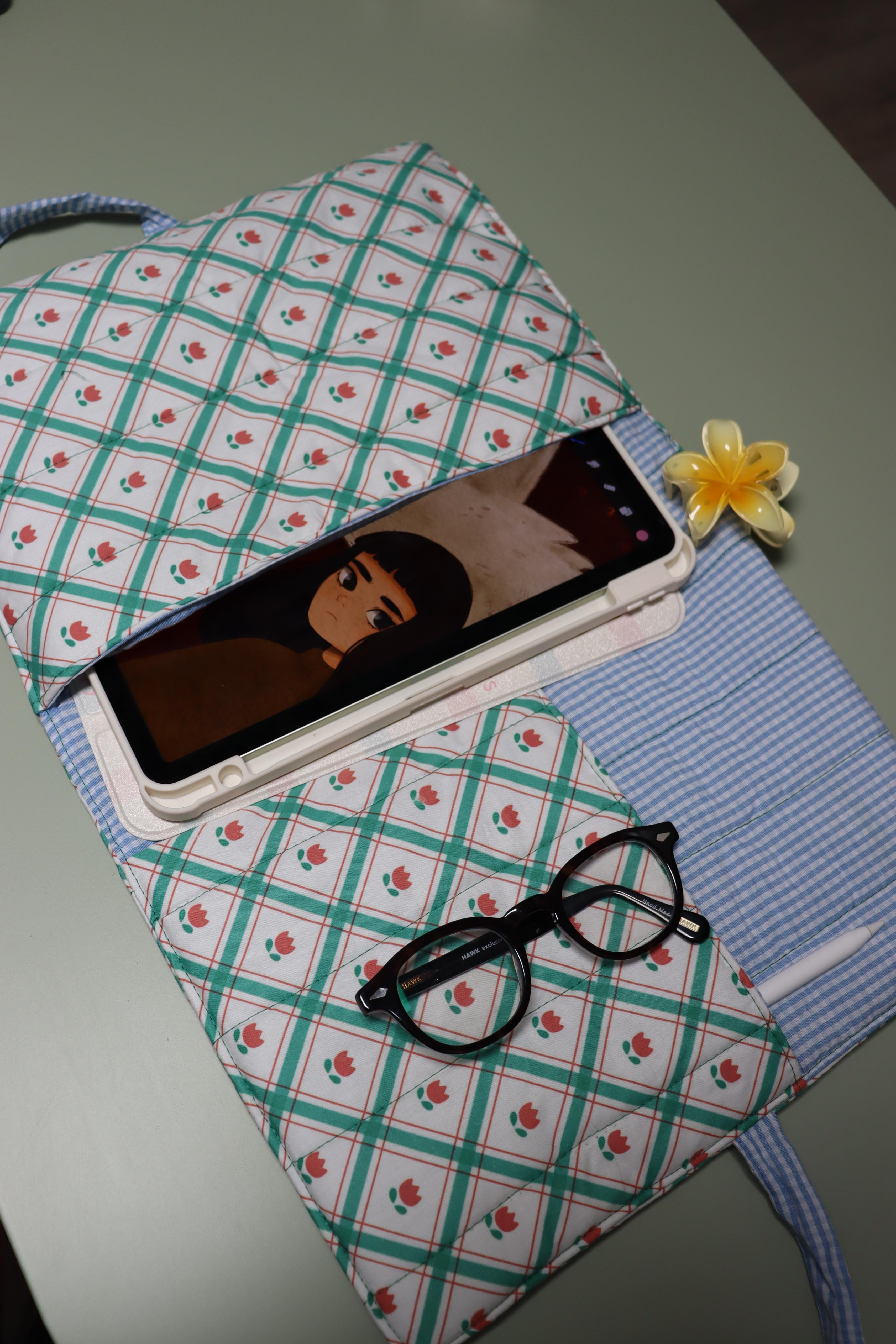 Ekose Lale Tablet Çantası