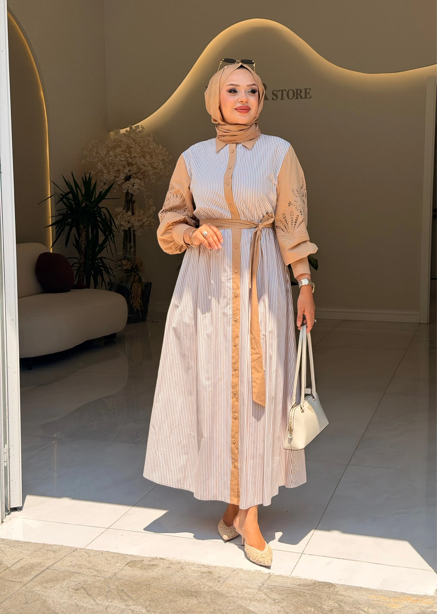 KOLLARI NAKIŞ DETAYLI ÇİZGİLİ ELBİSE