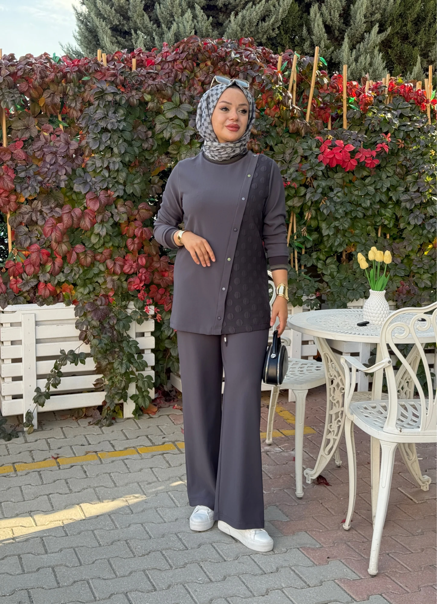 KAPİTONE DETATLI SWEAT 