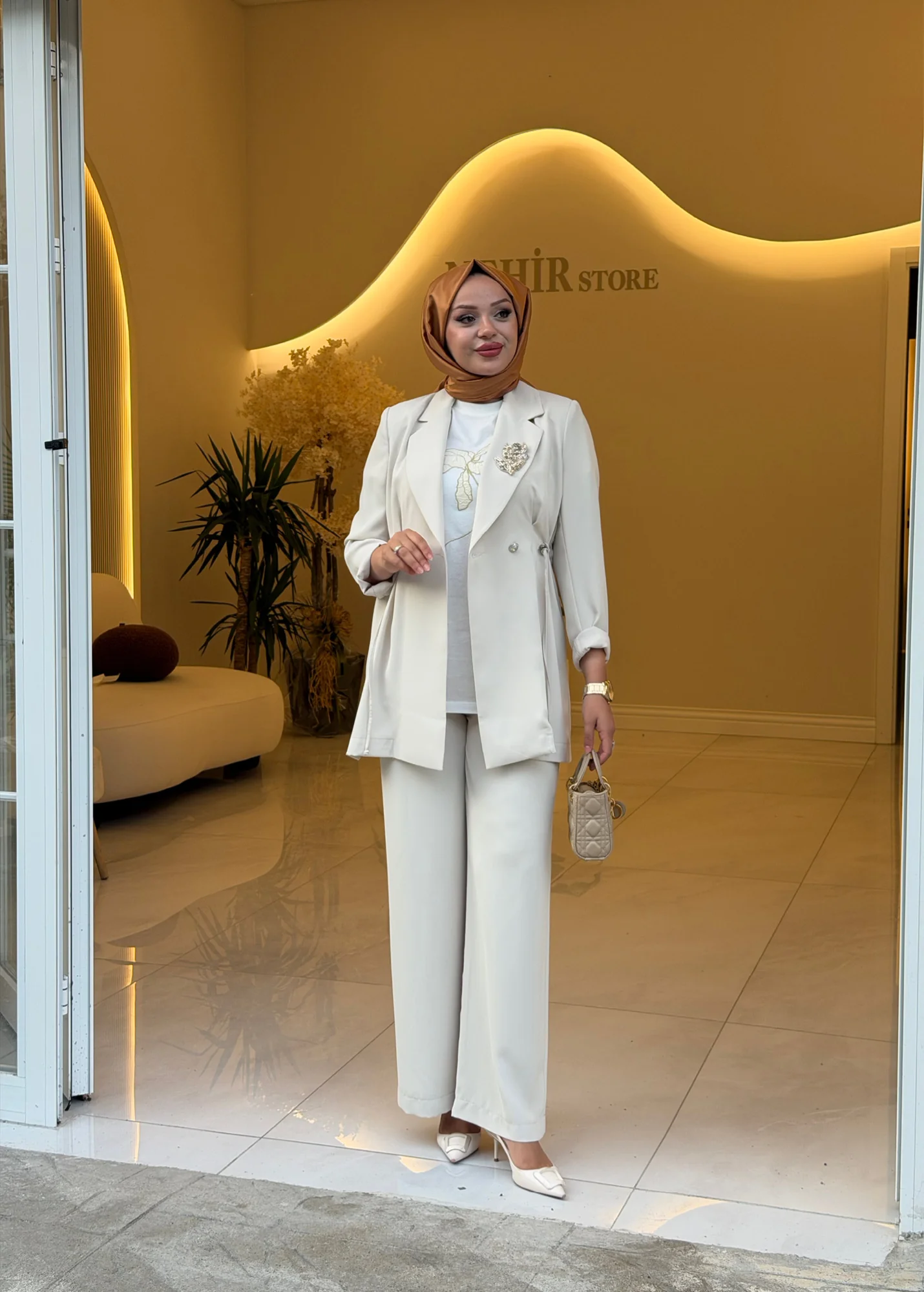 DÜĞME VE BROŞ DETAYLI BLAZER TAKIM
