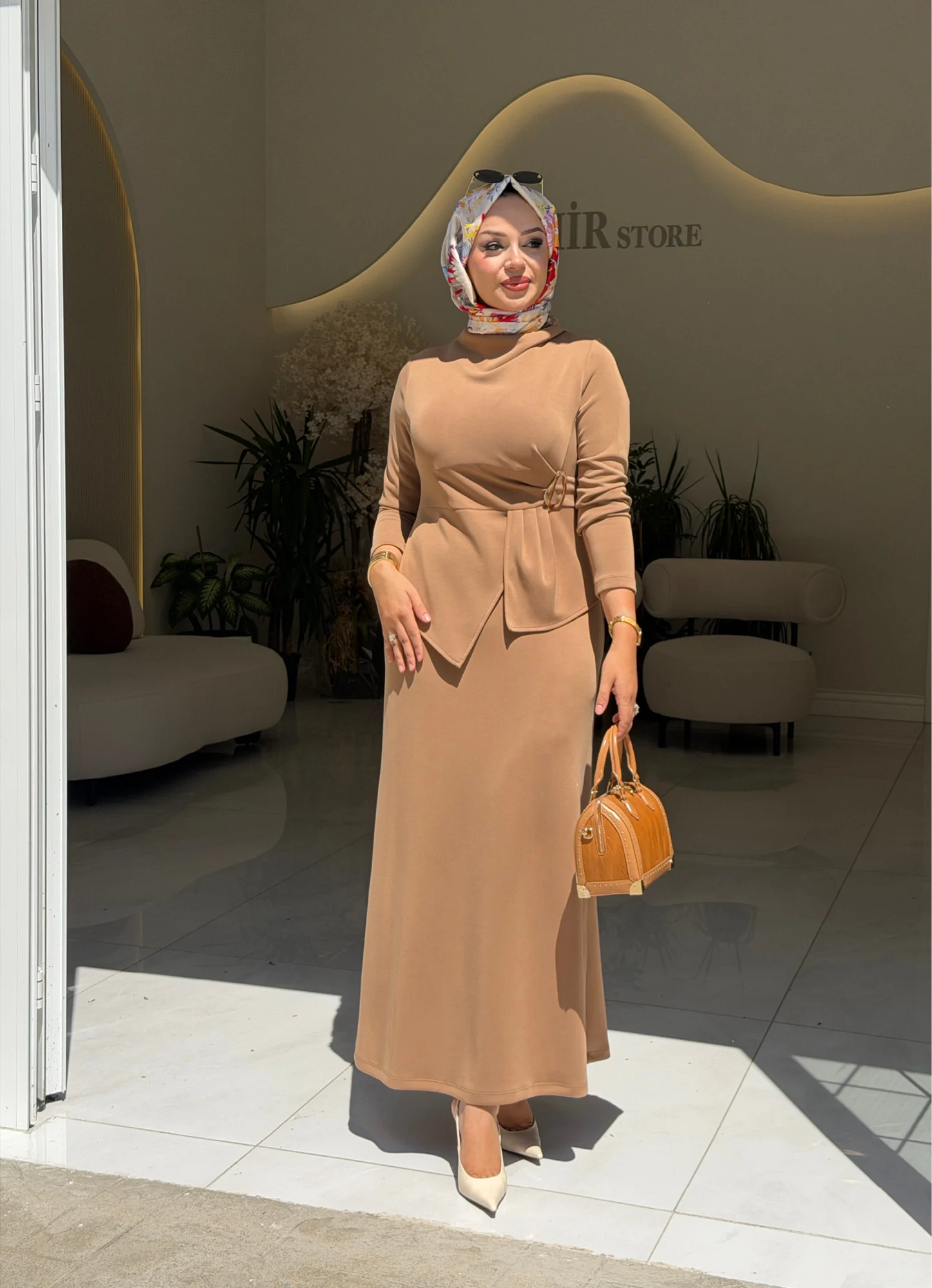 TOKA DETAYLI ELBİSE