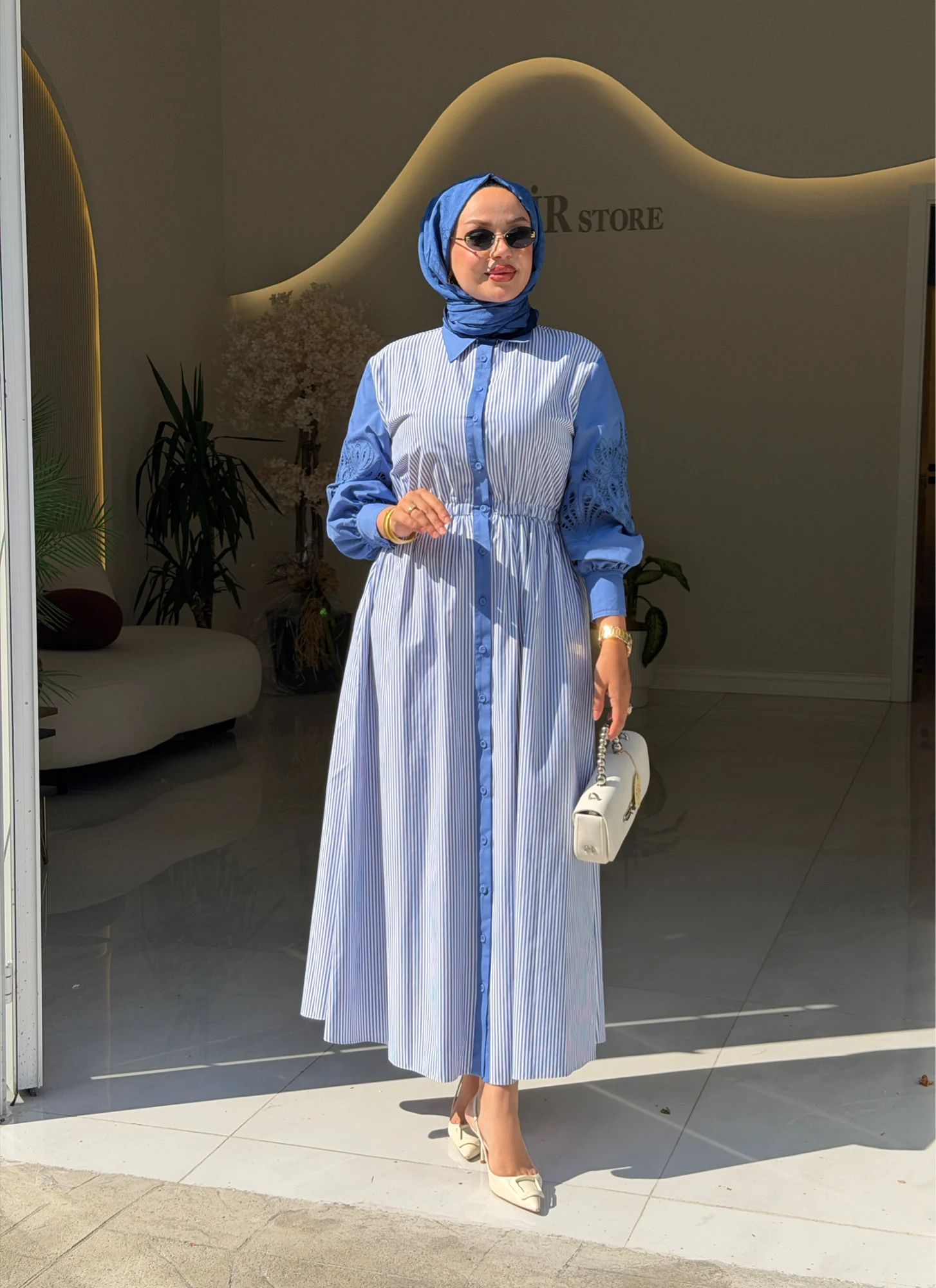 KOLLARI NAKIŞ DETAYLI ÇİZGİLİ ELBİSE