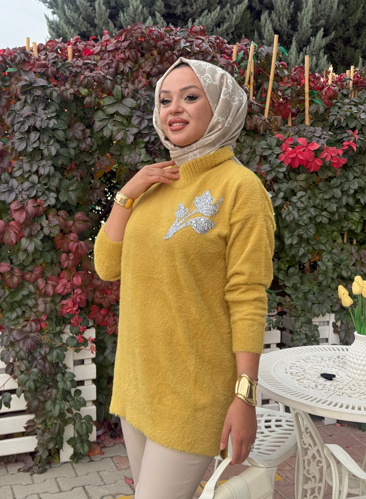 ÇİÇEK TAŞLI ANGORA KAZAK