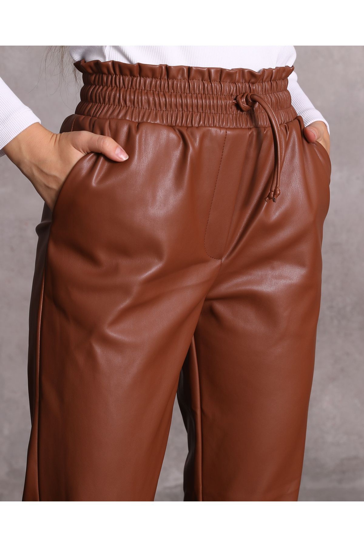 Kadın Yüksek Bel Lastik Ve Bağcık Detaylı Suni Deri Pantolon - taba