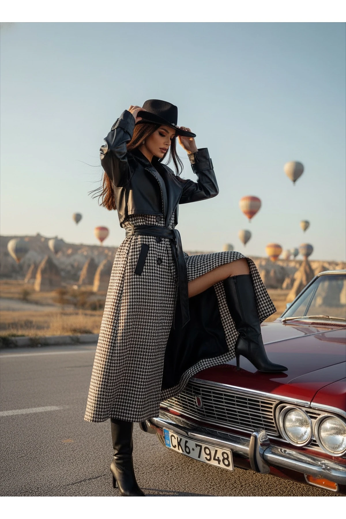 İthal Kumaştan Deri Detaylı Kuşaklı Düğmeli Astarlı Özel Tasarım Kareli Maxi Kaban - Siyah