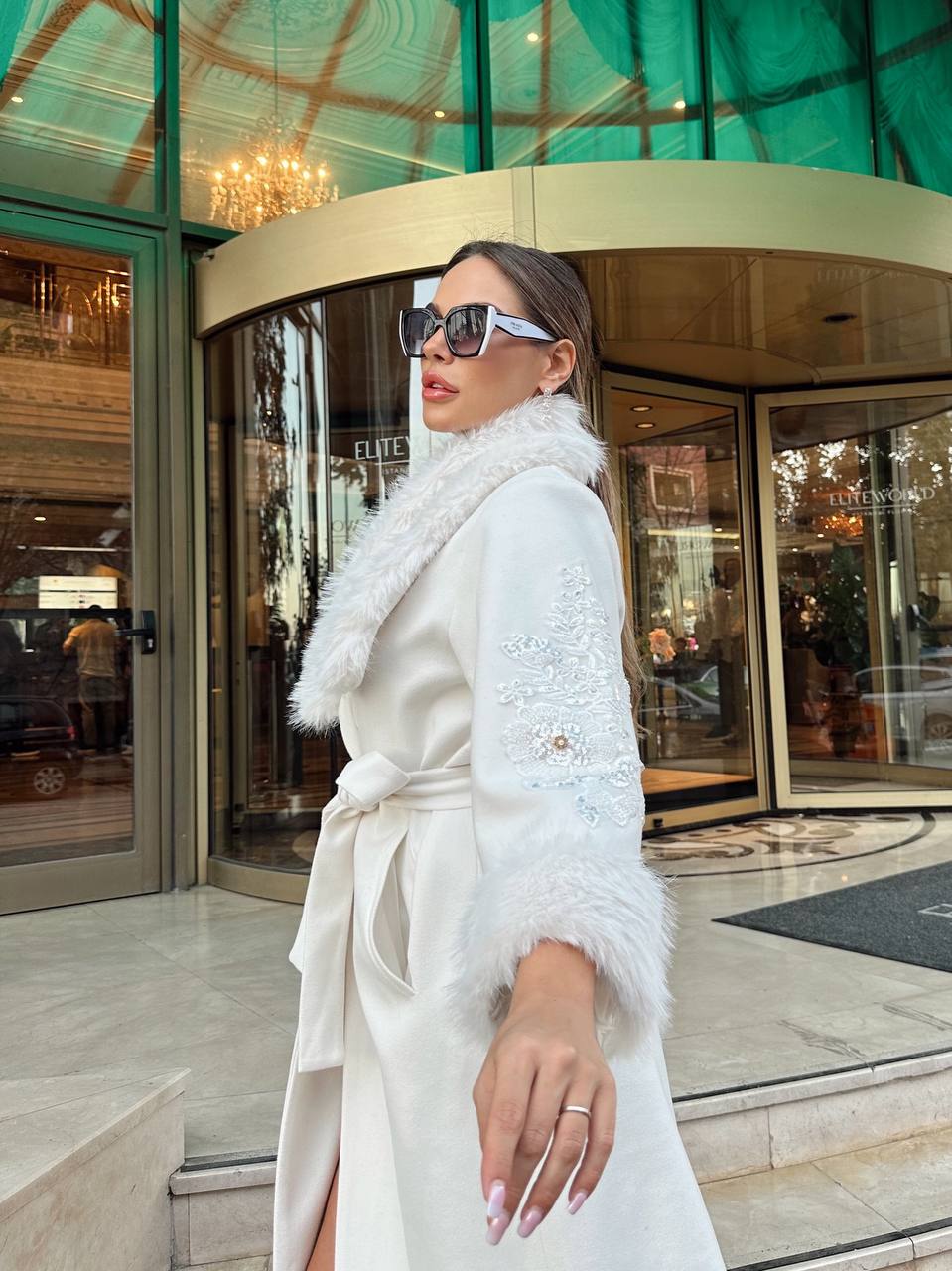 Kadın İthal Kumaş Kuşaklı Kol İşleme Detay Kürklü Özel Tasarım Kaşe Kaban - Beyaz