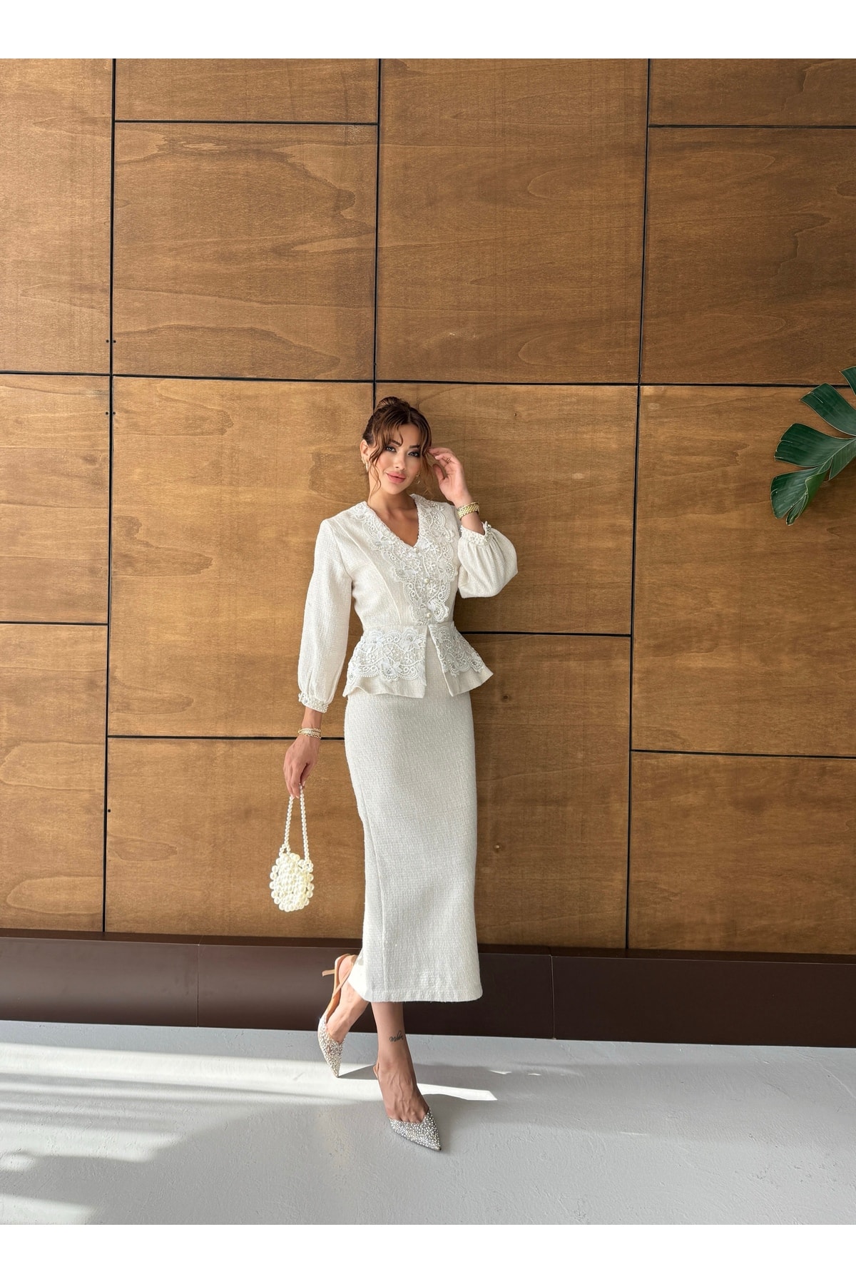 İthal Tüvit Kumaş Dantel İşlemeli Astarlı Taş Ve Düğme İşlemeli Astarlı Özel Tasarım Midi Elbise - Beyaz