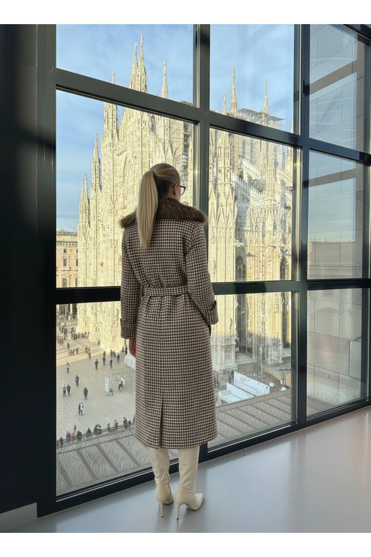 İtal Tüvit Kumaş Broş Detaylı Kürklü Kuşaklı Özel Tasarım Kuşaklı Astarlı Maxi Kaban - Kahverengi