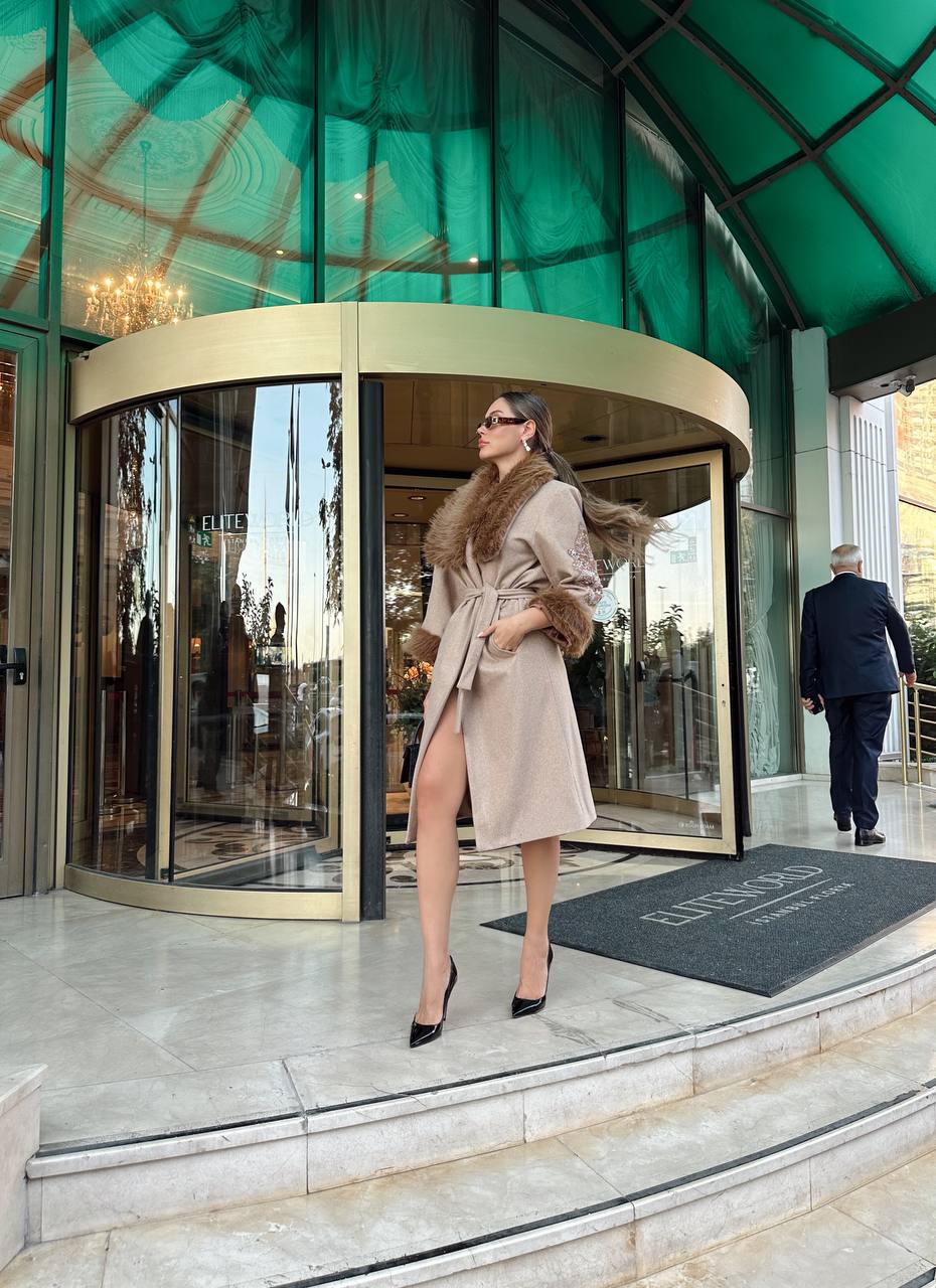 Kadın İthal Kumaş Kuşaklı Kol İşleme Detay Kürklü Özel Tasarım Kaşe Kaban - bej