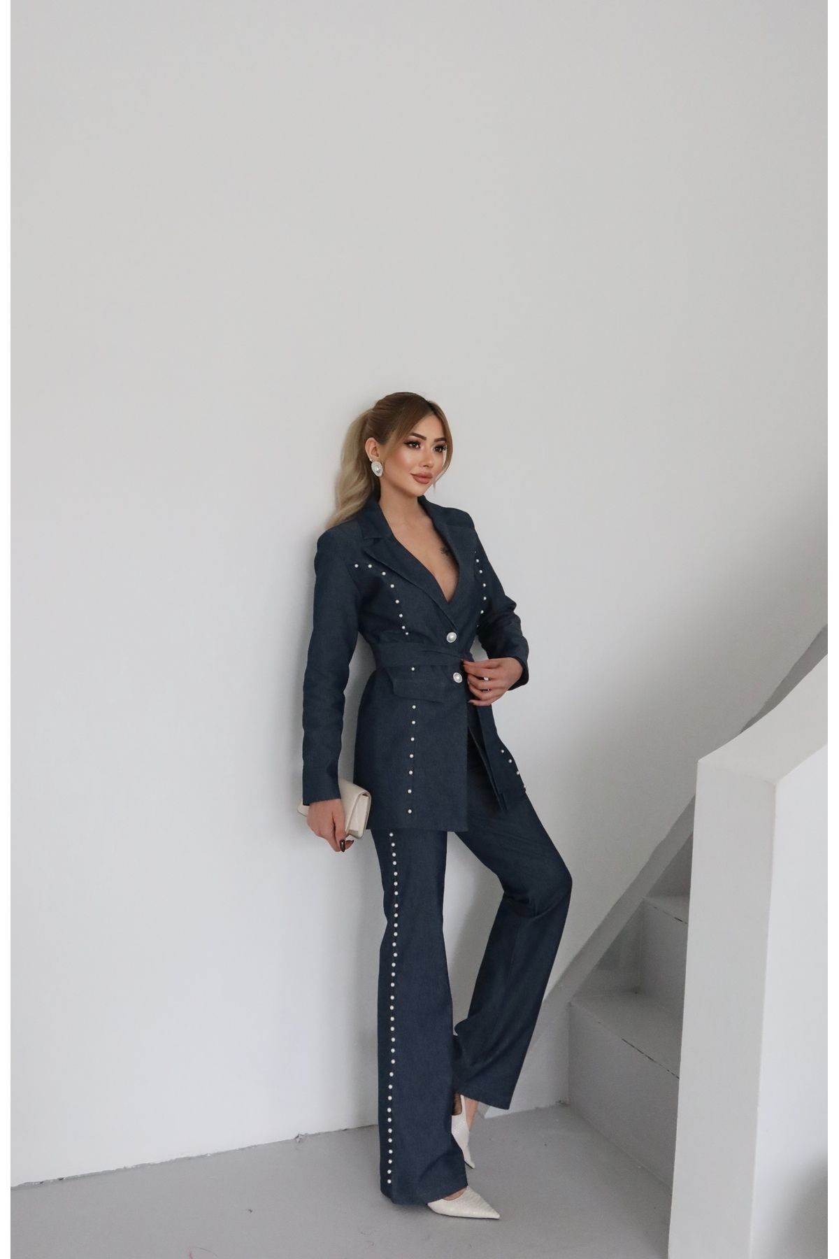 Kadın İthal Denim Kumaş İnci İşlemeli Kuşaklı Astarlı Gül Aksesuar Özel Tasarım Ceket Pantolon Takım - lacivert