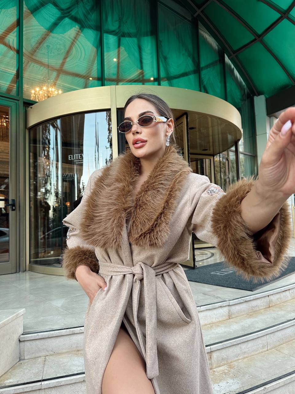 Kadın İthal Kumaş Kuşaklı Kol İşleme Detay Kürklü Özel Tasarım Kaşe Kaban - bej