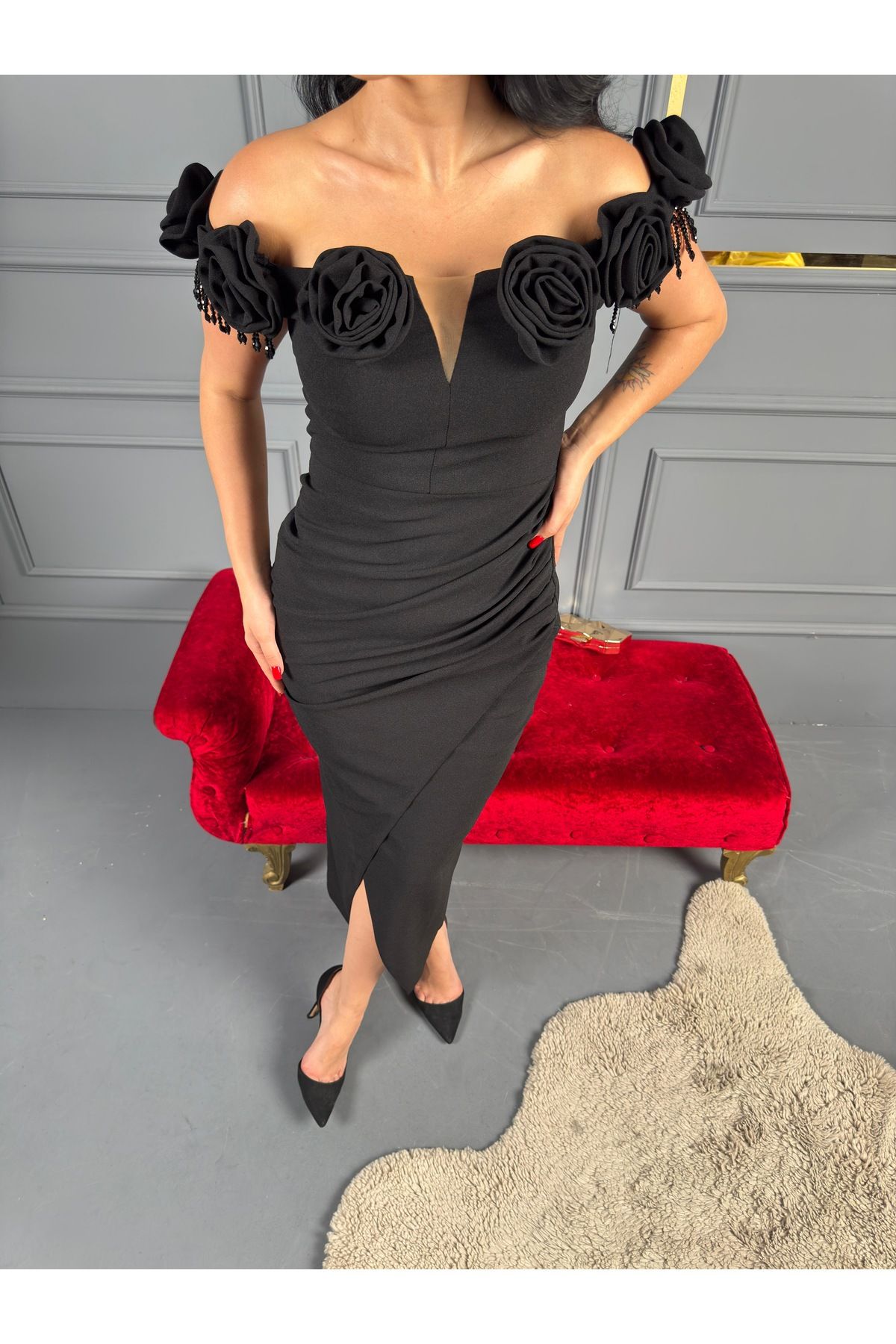 İthal Kumaştan Madonna Yaka Taş İşlemeli Gül Detaylı Astarlı Özel Tasarım Abiye Elbise