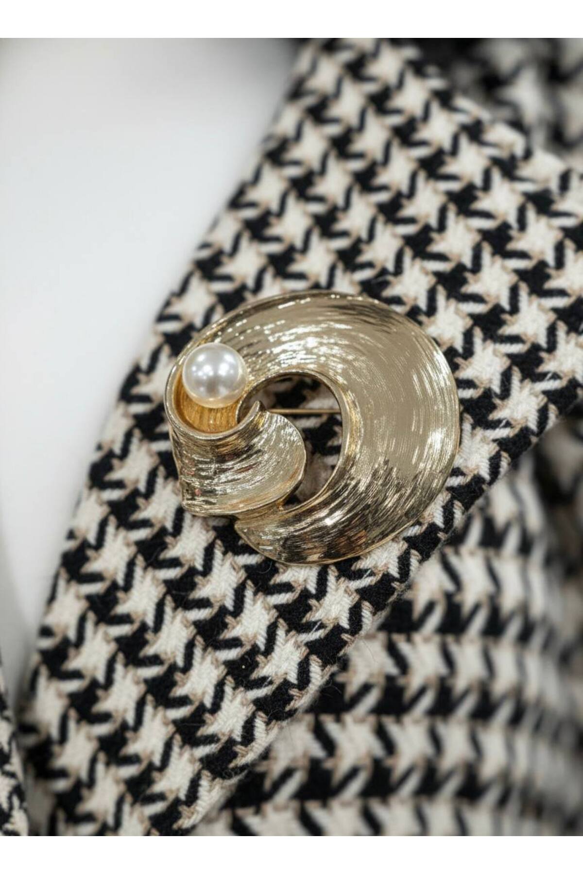 İtal Tüvit Kumaş Broş Detaylı Kürklü Kuşaklı Özel Tasarım Kuşaklı Astarlı Maxi Kaban - Siyah