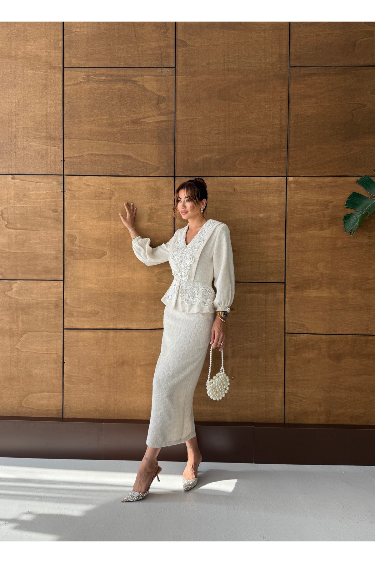 İthal Tüvit Kumaş Dantel İşlemeli Astarlı Taş Ve Düğme İşlemeli Astarlı Özel Tasarım Midi Elbise - Beyaz