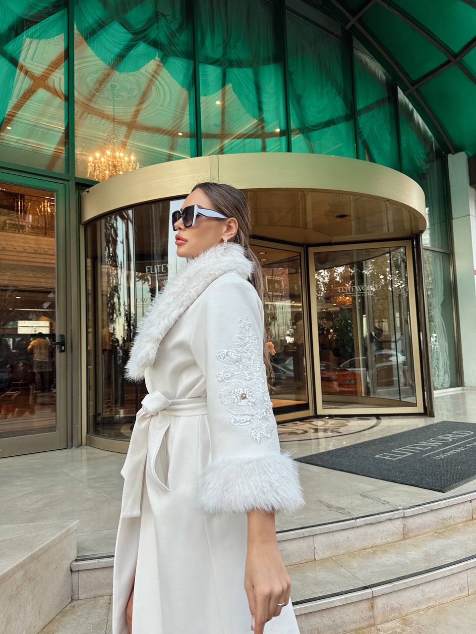 Kadın İthal Kumaş Kuşaklı Kol İşleme Detay Kürklü Özel Tasarım Kaşe Kaban - Beyaz