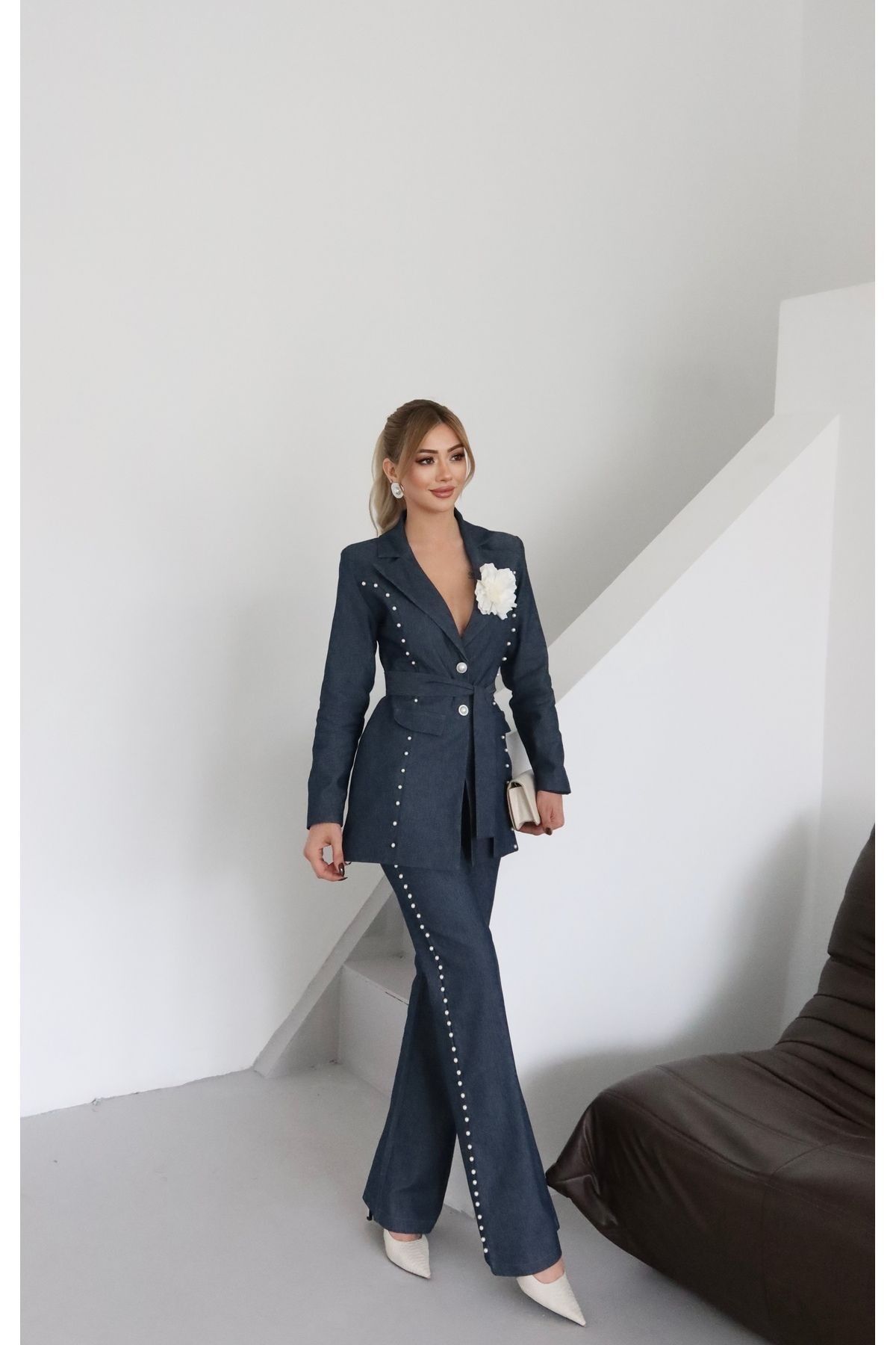 Kadın İthal Denim Kumaş İnci İşlemeli Kuşaklı Astarlı Gül Aksesuar Özel Tasarım Ceket Pantolon Takım - lacivert