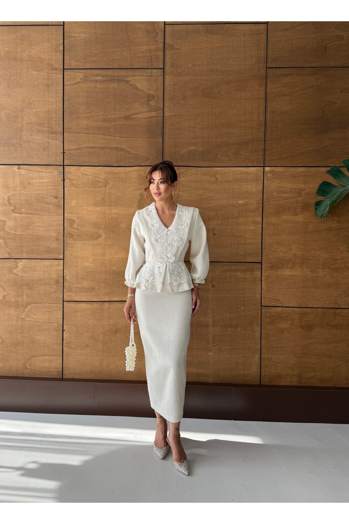 İthal Tüvit Kumaş Dantel İşlemeli Astarlı Taş Ve Düğme İşlemeli Astarlı Özel Tasarım Midi Elbise - Beyaz