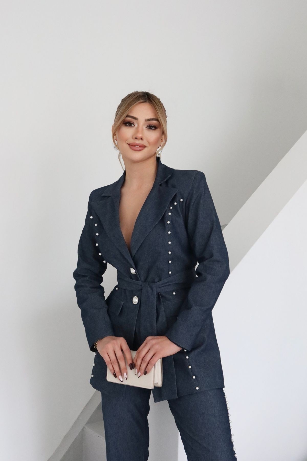 Kadın İthal Denim Kumaş İnci İşlemeli Kuşaklı Astarlı Gül Aksesuar Özel Tasarım Ceket Pantolon Takım - lacivert