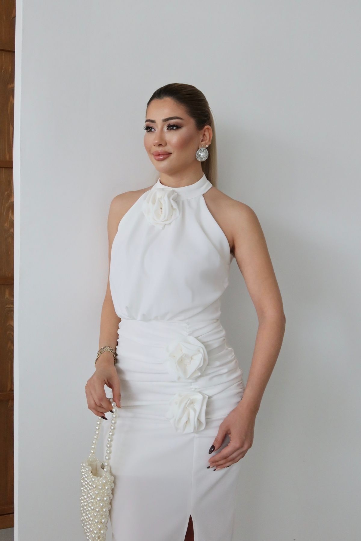 Kadın İthal Krep Kumaş Gül Detaylı Yırtmaçlı Astarlı Özel Tasarım Elbise - Beyaz
