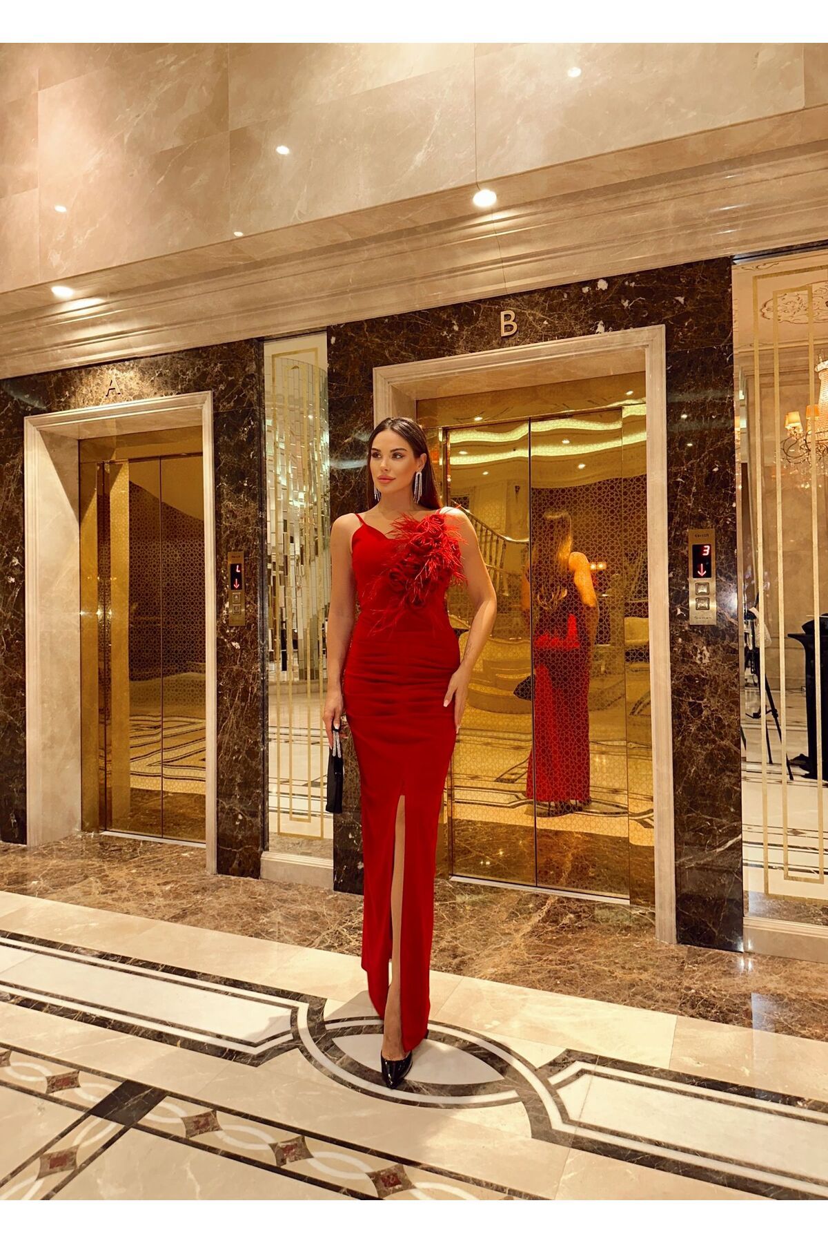 Kadın İthal Kumaştan Tüylü Gül Detaylı Özel Tasarım Askılı Astarlı Yırtmaçlı Elbise