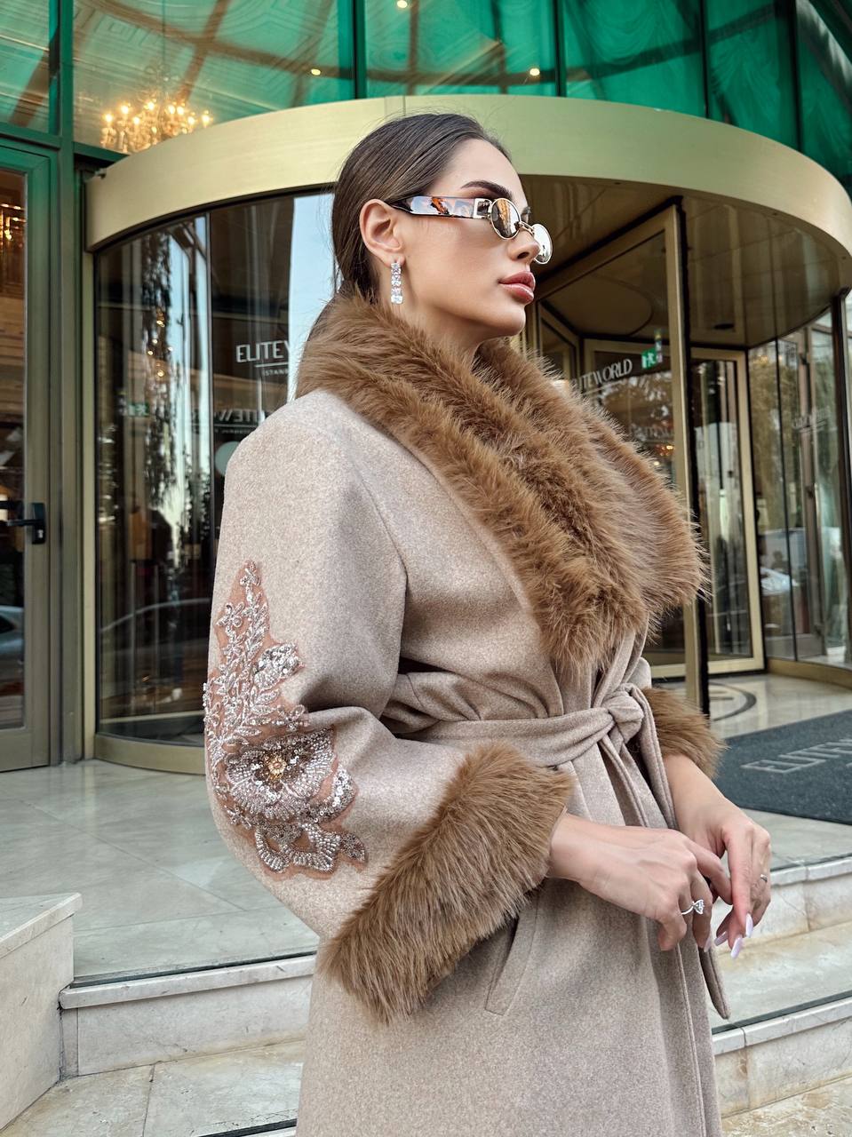 Kadın İthal Kumaş Kuşaklı Kol İşleme Detay Kürklü Özel Tasarım Kaşe Kaban - bej